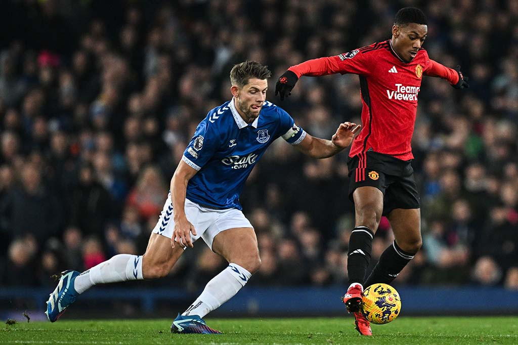 Manchester United berhasil mengamankan kemenangan ketika menyambangi markas Everton dalam lanjutan Premier League yang digelar Minggu, 26 November. The Red Devils menghajar The Toffees dengan skor 3-0.