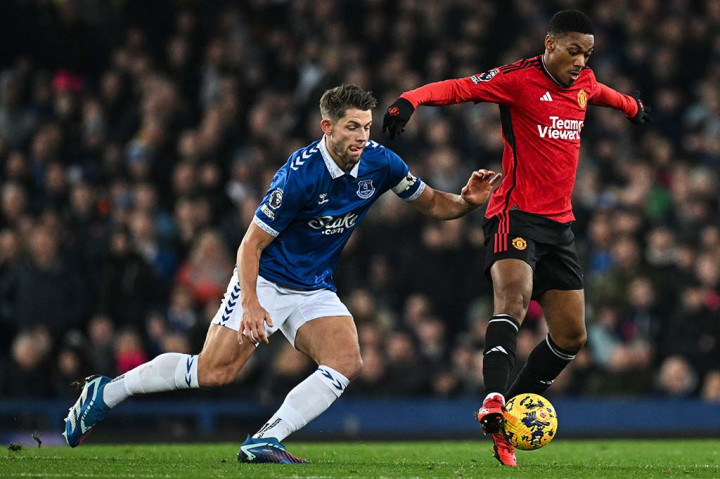 Manchester United berhasil mengamankan kemenangan ketika menyambangi markas Everton dalam lanjutan Premier League yang digelar Minggu, 26 November. The Red Devils menghajar The Toffees dengan skor 3-0.