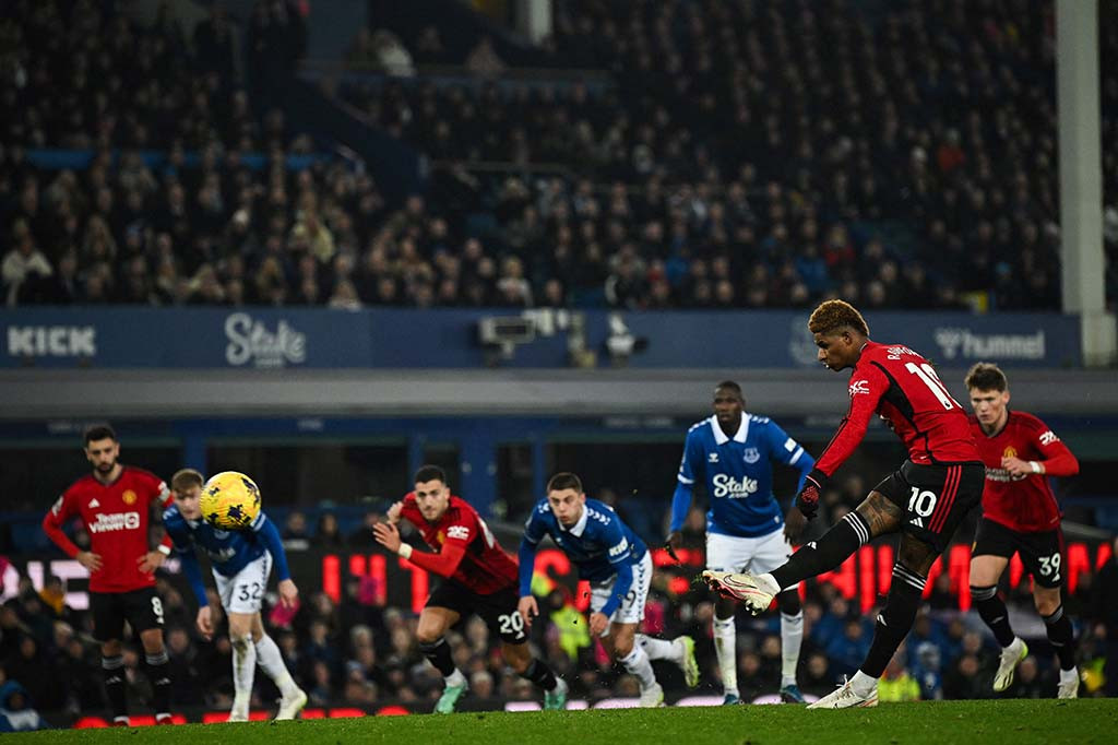 Pada babak kedua, MU masih menguasai jalannya pertandingan. Tim tamu akhirnya berhasil menggandakan skor pada menit ke-56 lewat eksekusi penalti Marcus Rashford setelah VAR mengonfirmasi pelanggaran Ashley Young terhadap Anthony Martial di kotak terlarang.
