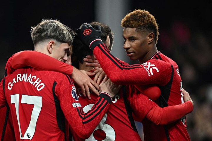 MU terus menekan pertahanan Everton sepanjang babak pertama. Tapi buruknya penyelesaian akhir membuat gol tambahan urung tercipta.