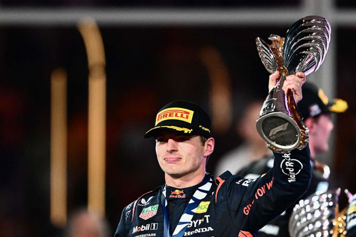 Sergio Perez dari Red Bull berada di urutan keempat, sedangkan pembalap McLaren Lando Norris dari Inggris dan Oscar Piastri dari Australia berada di urutan kelima dan keenam.