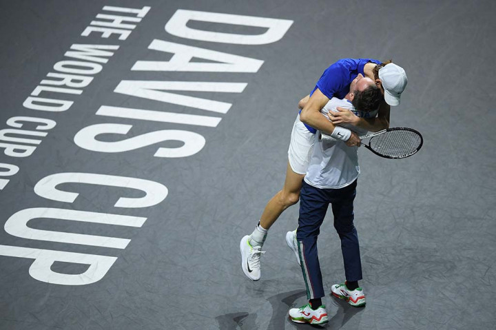 Italia memenangkan Piala Davis untuk pertama kalinya sejak 1976 ketika Jannik Sinner menghancurkan Alex de Minaur 6-3, 6-0 untuk memastikan kemenangan 2-0 atas Australia pada hari Minggu, 26 November 2023 di Malaga.