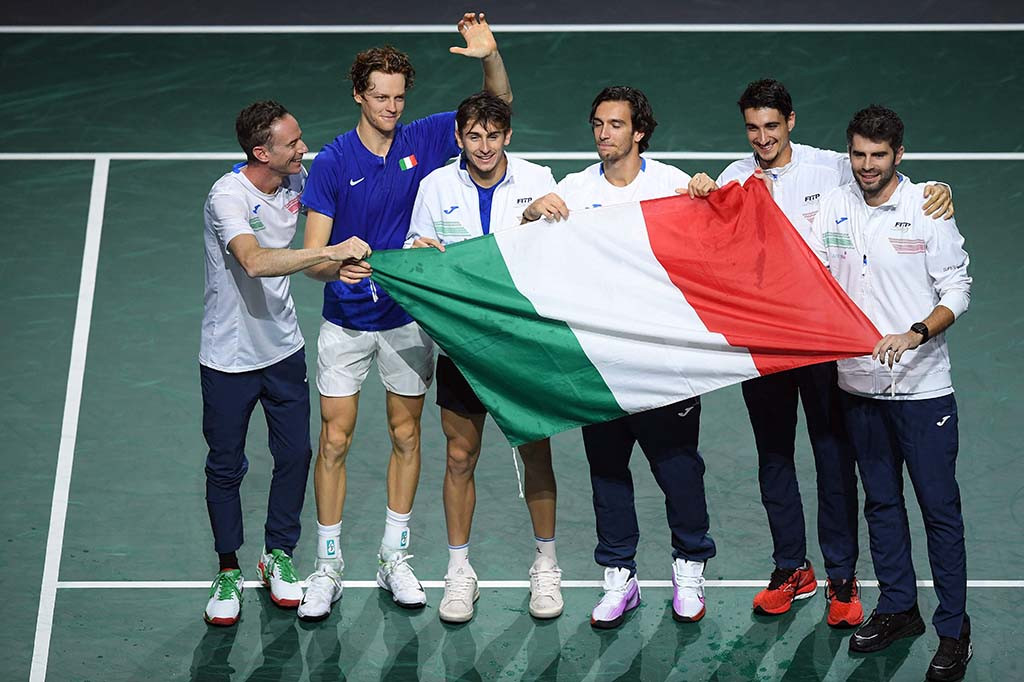 Atlet Italia ini melemahkan semangat De Minaur yang berlari kencang dengan penampilan tanpa henti, mengalahkannya dengan pukulan ground-stroke yang ganas.