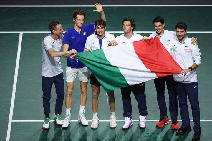 Atlet Italia ini melemahkan semangat De Minaur yang berlari kencang dengan penampilan tanpa henti, mengalahkannya dengan pukulan ground-stroke yang ganas.