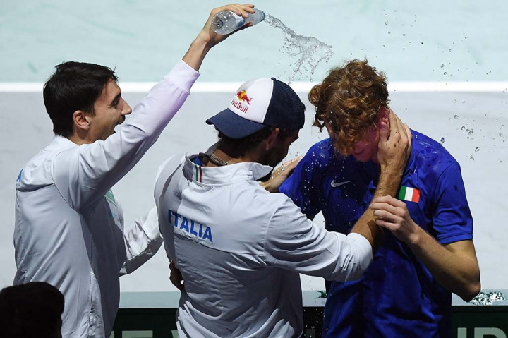 Sinner, yang secara luar biasa mengalahkan superstar peringkat teratas Novak Djokovic dua kali dalam satu hari pada hari Sabtu saat Italia menyingkirkan Serbia, mengamankan gelar kedua negaranya melawan pemenang 28 kali Lleyton Hewitt dengan penuh gaya.