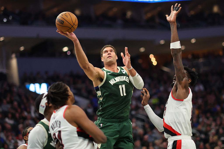 Lillard, yang bermain 11 musim di Portland hingga dipindahkan ke Milwaukee pada September, menambahkan lima rebound dan empat assist pada pertandingan pertamanya melawan Trail Blazers.