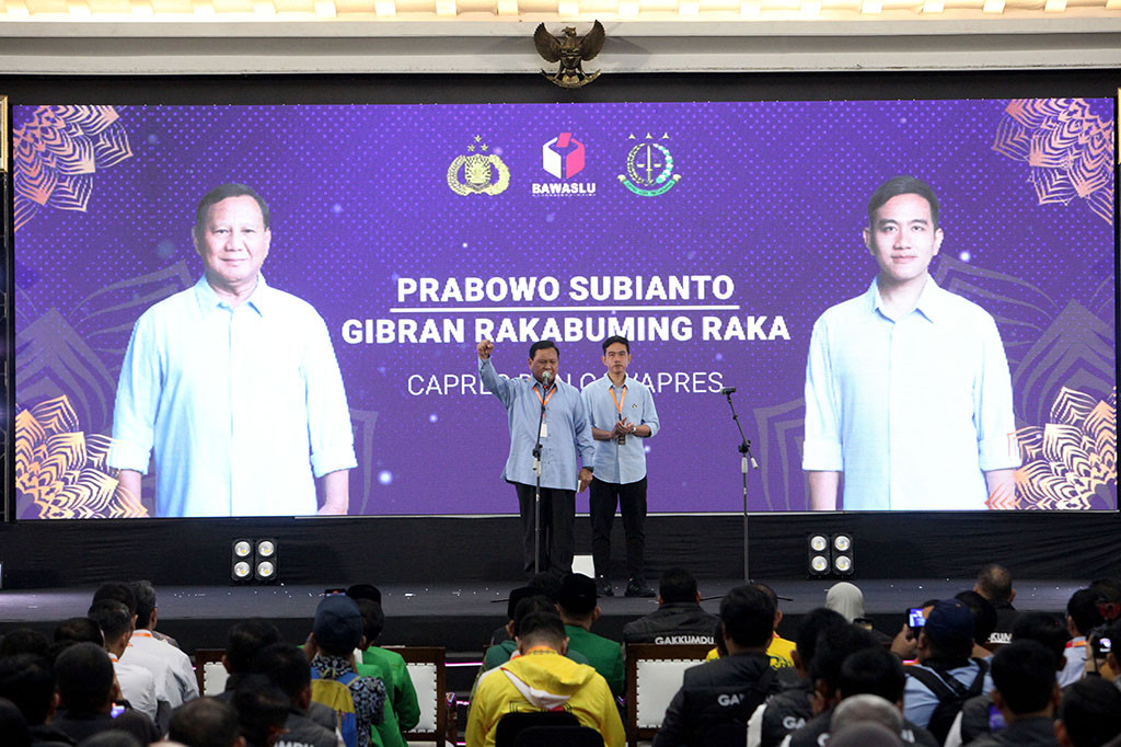 Sementara itu, kompak dengan kemeja berwarna biru langit, calon presiden dan calon wakil presiden nomor urut dua, Prabowo Subianto dan Gibran Rakabuming Raka tiba pukul 09.12 WIB.