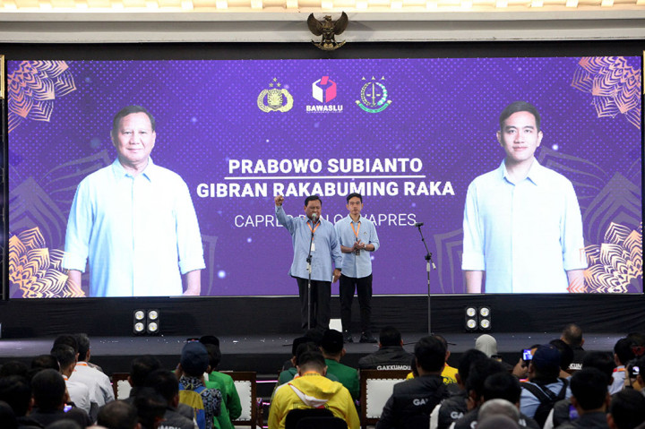 Sementara itu, kompak dengan kemeja berwarna biru langit, calon presiden dan calon wakil presiden nomor urut dua, Prabowo Subianto dan Gibran Rakabuming Raka tiba pukul 09.12 WIB.