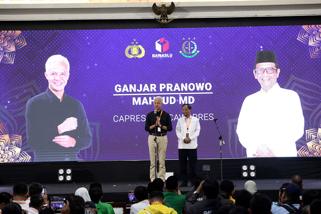 Berikutnya, calon wakil presiden nomor urut tiga Mahfud Md. tiba pukul 08.56 WIB dan disusul pasangannya, Ganjar Pranowo, pada pukul 09.03 WIB. Ganjar mengenakan kemeja hitam, sementara Mahfud kemeja putih.