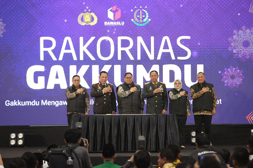 Selain ketiga paslon, tampak pula hadir Kepala Kepolisian Negara Republik Indonesia Jenderal Pol Listyo Sigit Prabowo, Panglima TNI Jenderal TNI Agus Subiyanto, serta perwakilan partai politik peserta Pemilu 2024.