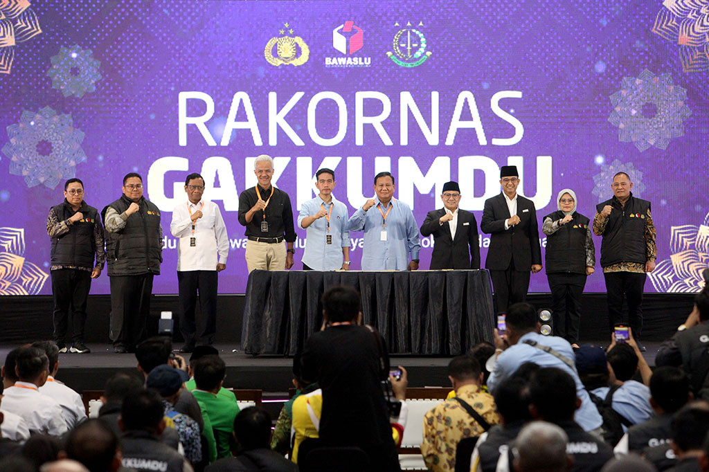 Tiga pasangan calon (paslon) presiden dan wakil presiden Pemilu 2024 tiba di acara Rapat Koordinasi Nasional (Rakornas) Sentra Penegakan Hukum Terpadu (Gakkumdu) yang digelar oleh Badan Pengawas Pemiluhan Umum (Bawaslu) di Jakarta, Senin, 27 November 2023 pagi.