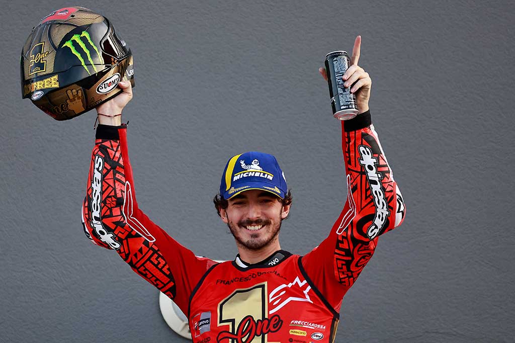 Pembalap Ducati Lenovo Francesco Bagnaia mempertahankan gelar juara dunia MotoGP setelah pesaing beratnya, Jorge Martin (Prima Pramac) terlibat kecelakaan dengan Marc Marquez dan tersingkir dari Grand Prix Valencia, Minggu, 26 November 2023.