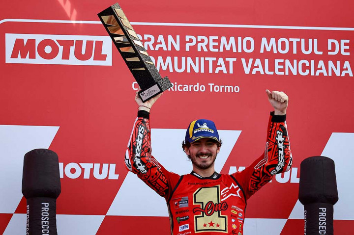 Mengantongi keunggulan 14 poin dalam perebutan gelar juara dunia, Bagnaia memulai balapan dari posisi terdepan setelah polesitter sebelumnya, Maverick Vinales (Aprilia Racing), dikenakan penalti sehingga turun ke P4 pada balapan terakhir musim 2023 tersebut.