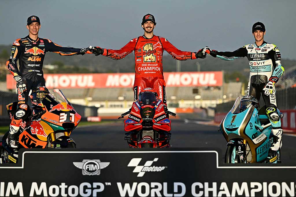 Pecco akhirnya finis sebagai yang tercepat, serta bergabung dengan Marquez dan Valentino Rossi sebagai pembalap yang mampu merebut dua gelar juara dunia MotoGP secara beruntun. Sementara, Di Giannantonio dan Zarco melengkapi podium MotoGP Valencia. 
