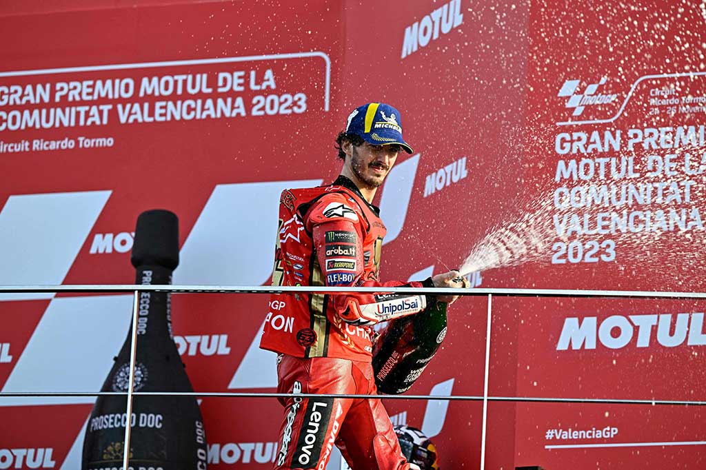 Di tengah persaingan ketat dan Bagnaia yang masih nyaman memimpin di depan, pada lap keenam Martin dan Marc Marquez pun terlibat kontak dan kedua pembalap Spanyol itu terjatuh, yang membuat Bagnaia memastikan gelar keduanya tanpa perlu khawatir akan pesaing lainnya.