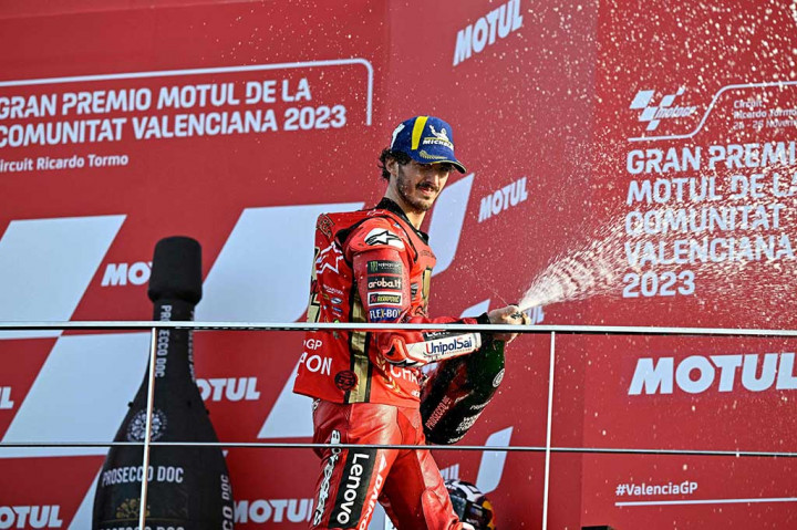 Di tengah persaingan ketat dan Bagnaia yang masih nyaman memimpin di depan, pada lap keenam Martin dan Marc Marquez pun terlibat kontak dan kedua pembalap Spanyol itu terjatuh, yang membuat Bagnaia memastikan gelar keduanya tanpa perlu khawatir akan pesaing lainnya.
