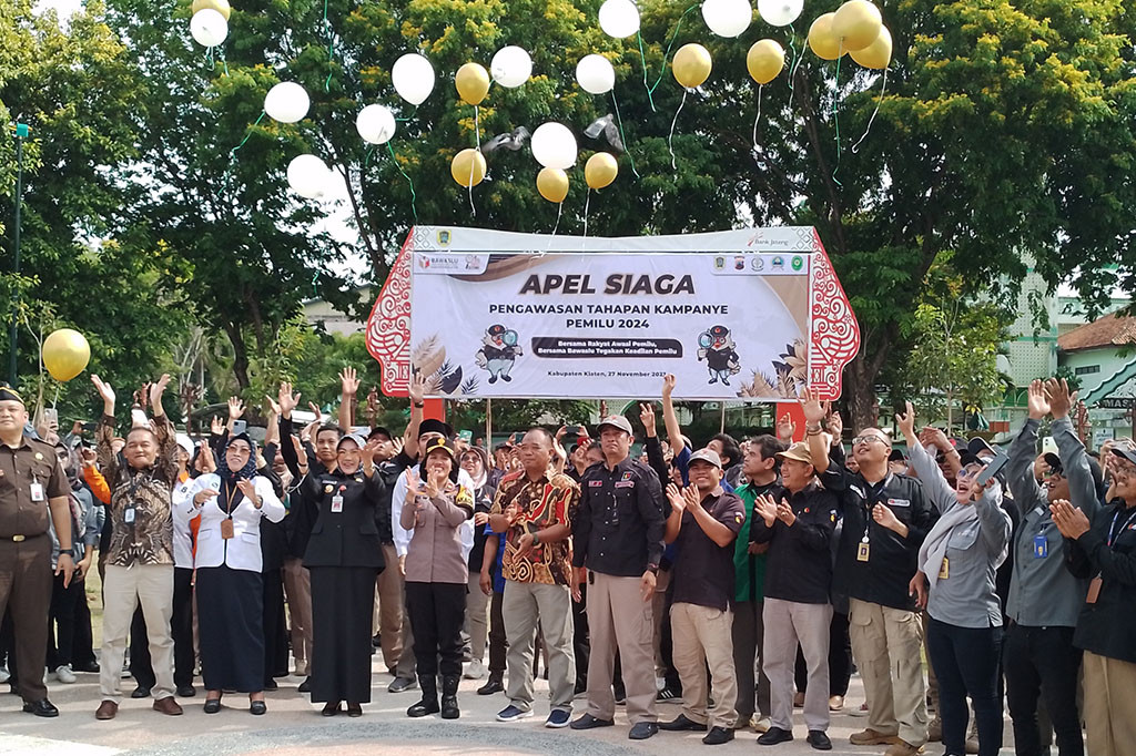 Badan Pengawas Pemilu (Bawaslu) Kabupaten Klaten, Jawa Tengah, menggelar apel siaga pengawasan tahapan kampanye Pemilu 2024 di Alun-alun Klaten, Senin, 27 November 2023.