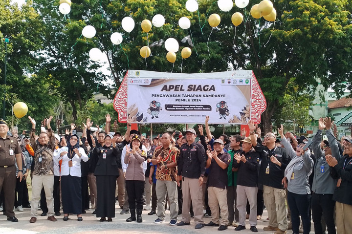 Badan Pengawas Pemilu (Bawaslu) Kabupaten Klaten, Jawa Tengah, menggelar apel siaga pengawasan tahapan kampanye Pemilu 2024 di Alun-alun Klaten, Senin, 27 November 2023.