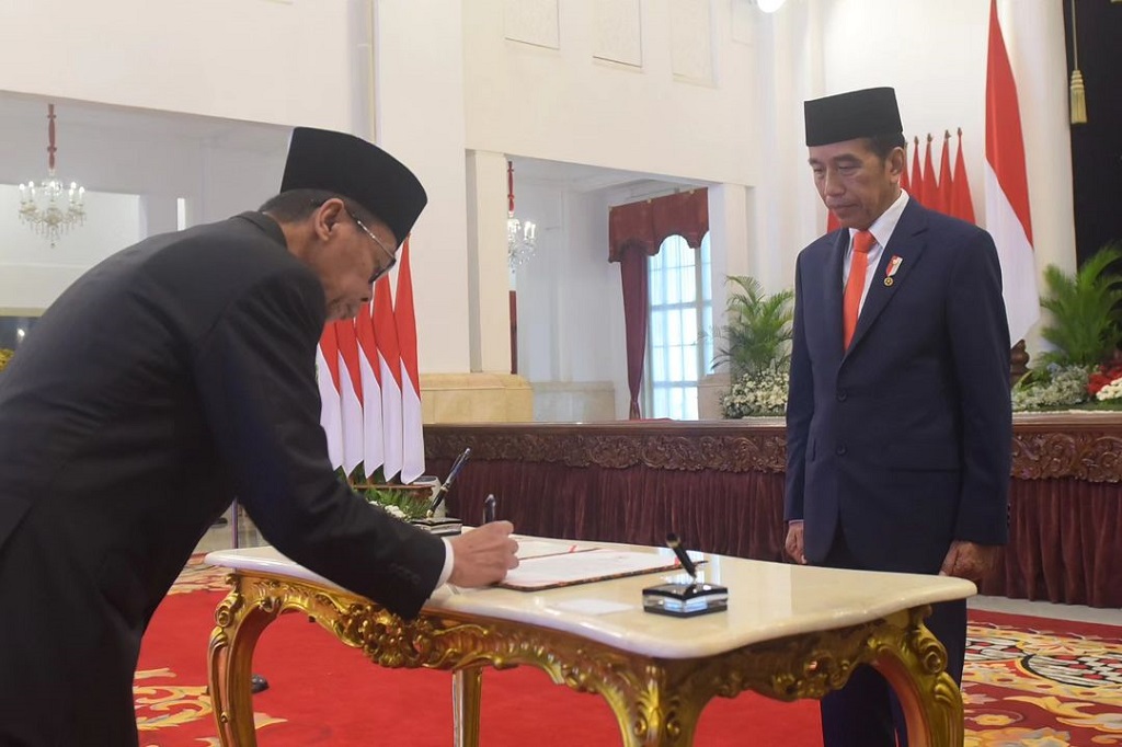 “Saya bersumpah dengan sungguh-sungguh bahwa saya untuk melaksanakan tugas ini langsung atau tidak langsung dengan menggunakan nama atau cara apapun juga, tidak memberikan atau menjanjikan sesuatu apapun kepada siapapun juga. Saya bersumpah bahwa saya untuk melakukan atau tidak melakukan sesuatu dalam tugas ini tidak sekali-kali menerima langsung atau tidak langsung dari siapapun juga suatu janji atau pemberian,” ujar Nawawi mengucapkan penggalan sumpah jabatannya.