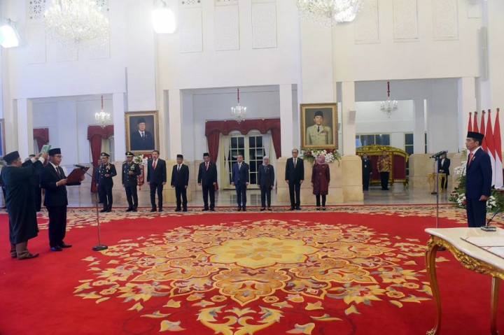 Presiden Joko Widodo menyaksikan secara langsung pengucapan sumpah jabatan Nawawi Pomolango sebagai Ketua Sementara Komisi Pemberantasan Korupsi (KPK) masa jabatan tahun 2019-2024 di Istana Negara, Jakarta, pada Senin, 27 November 2023.