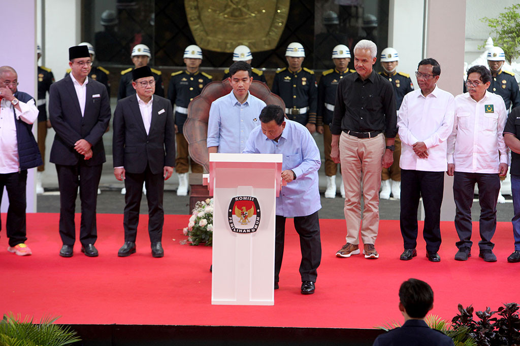 Dalam naskah deklarasi tersebut, ketiga pasangan calon bersama partai politik peserta Pemilu 2024 berkomitmen untuk mewujudkan pemilu yang langsung, umum, bebas, rahasia, jujur, dan adil.