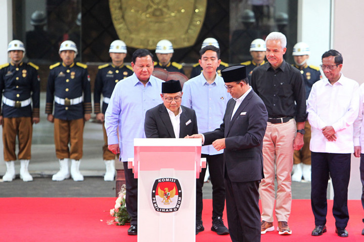 Sebelum penandatanganan tersebut, mereka secara bersama-sama membaca naskah deklarasi yang isinya berkomitmen untuk mewujudkan Pemilu 2024 yang damai, dengan dipimpin oleh Ketua KPU RI Hasyim Asy'ari.