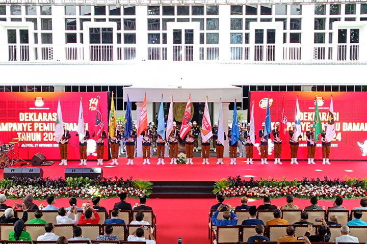 Ketiga pasangan calon presiden dan wakil presiden peserta Pilpres 2024, yakni Anies Baswedan-Muhaimin Iskandar, Prabowo Subianto-Gibran Rakabuming Raka, dan Ganjar Pranowo-Mahfud MD, bersama pimpinan partai politik resmi menandatangani komitmen pemilu damai dan berintegritas.