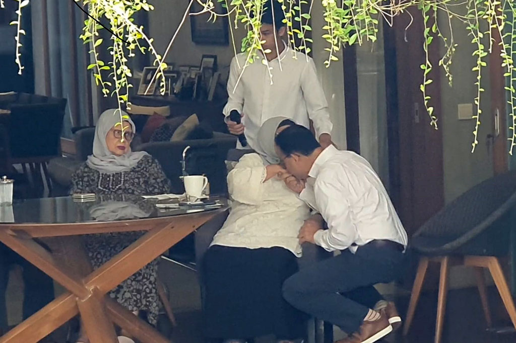 Calon presiden (capres) nomor urut 1 Anies Baswedan sungkem restu ke ibundanya, Aliyah Rasyid, sebelum berangkat untuk mengikuti kampanye Pemilihan Umum (Pemilu) 2024 hari ini, Selasa, 28 November 2023.