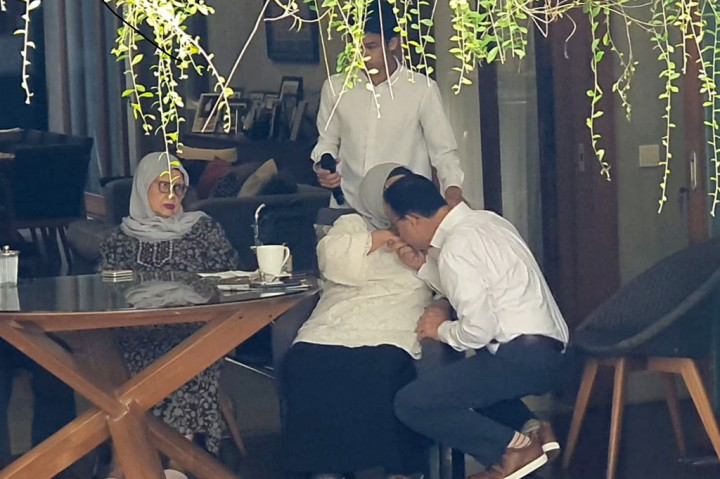 Calon presiden (capres) nomor urut 1 Anies Baswedan sungkem restu ke ibundanya, Aliyah Rasyid, sebelum berangkat untuk mengikuti kampanye Pemilihan Umum (Pemilu) 2024 hari ini, Selasa, 28 November 2023.