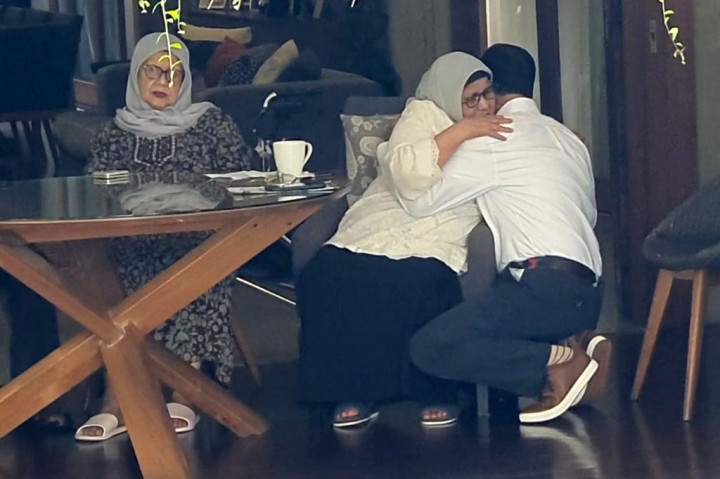Pantauan Medcom.id, prosesi ini dilaksanakan di kediaman Anies, Jalan Lebak Bulus Dalam II, Cilandak, Jakarta Selatan. Istri Anies, Fery Farhati Ganis, serta anak-anaknya ikut mendampingi.