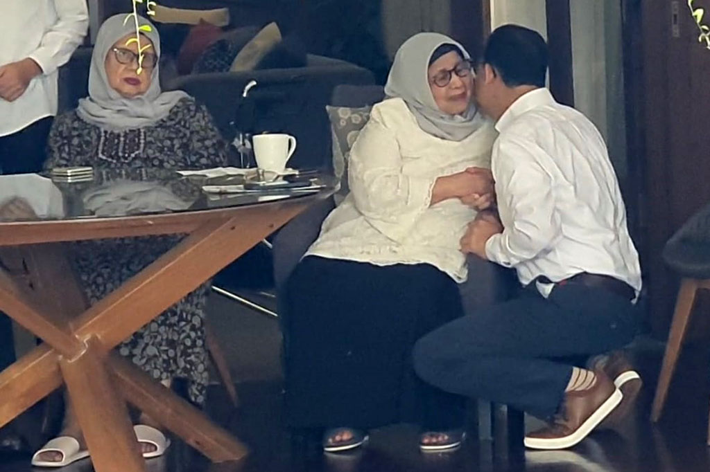 Aliyah kemudian membacakan doa untuk anaknya itu. Kemudian, Anies mencium tangan dan pipi Aliyah. Suasana penuh haru dan disaksikan keluarga Anies.