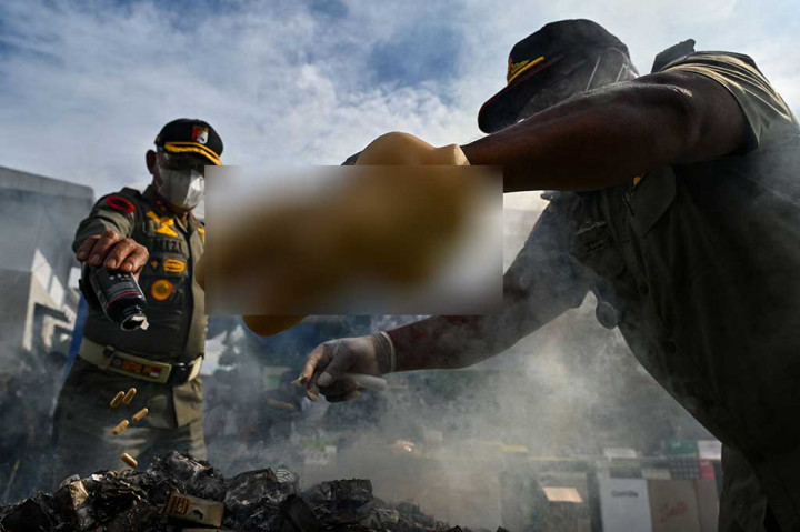 Pemusnahan itu dilakukan dengan cara menghancurkan barang-barang tersebut kemudian dibakar. 