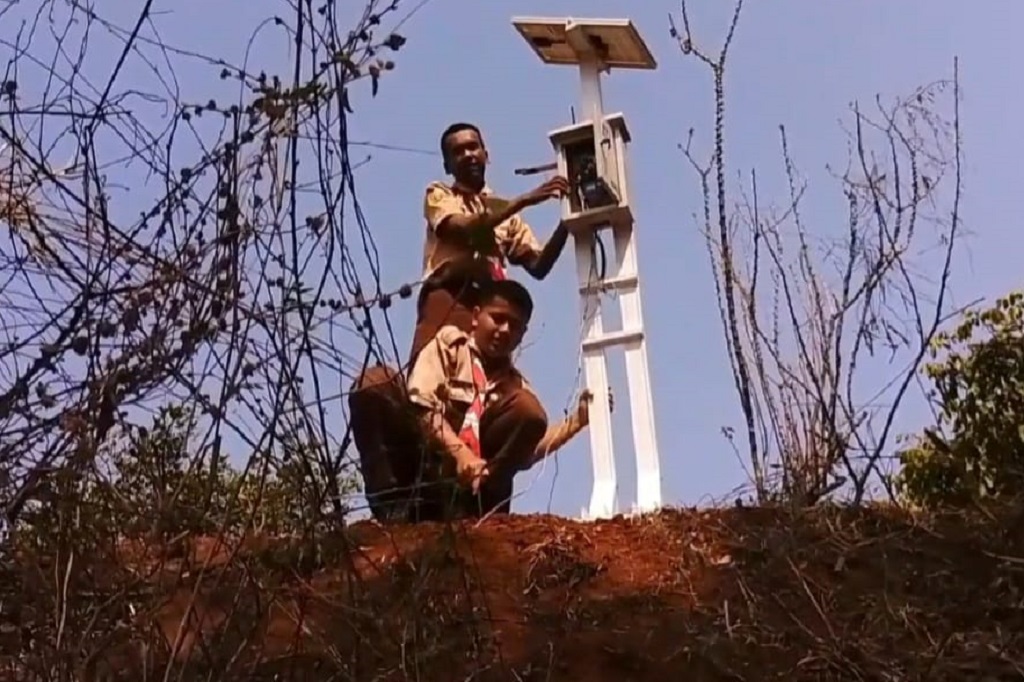 Tiga siswa SMK Negeri Campaka, Kabupaten Purwakarta, Jawa Barat, adalah Cahyana, Arya Saputra dan Yosep Sopian. Siswa kelas sebelas SMK Negeri Campaka, jurusan teknik komputer jaringan alat yang diciptakannya tersebut diberi nama alarm tanah longsor (ATL) Necam. Ini berfungsi untuk memberikan peringatan dini, akan bahaya bencana longsor.