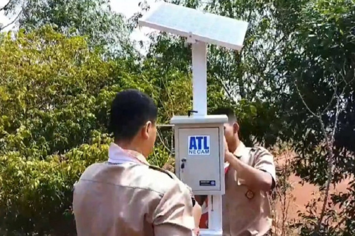 Tiga orang siswa SMK di Purwakarta Jawa Barat, berinovasi menciptakan alat pendeteksi bencana longsor. Alat sederhana ini diletakan di daerah rawan longsor dan akan memberikan data peringatan dini bahaya longsor dari sensor kelembaban tanah, curah hujan, dan pergerakan tanah.