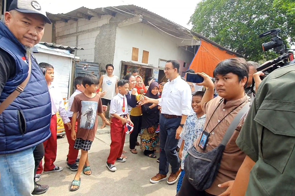 Pantauan Medcom.id, Anies tiba di lokasi disambut meriah oleh warga. Antusiasme warga tinggi dengan berbagai pernak pernik menghiasi kedatangan mantan Gubernur DKI Jakarta itu. 