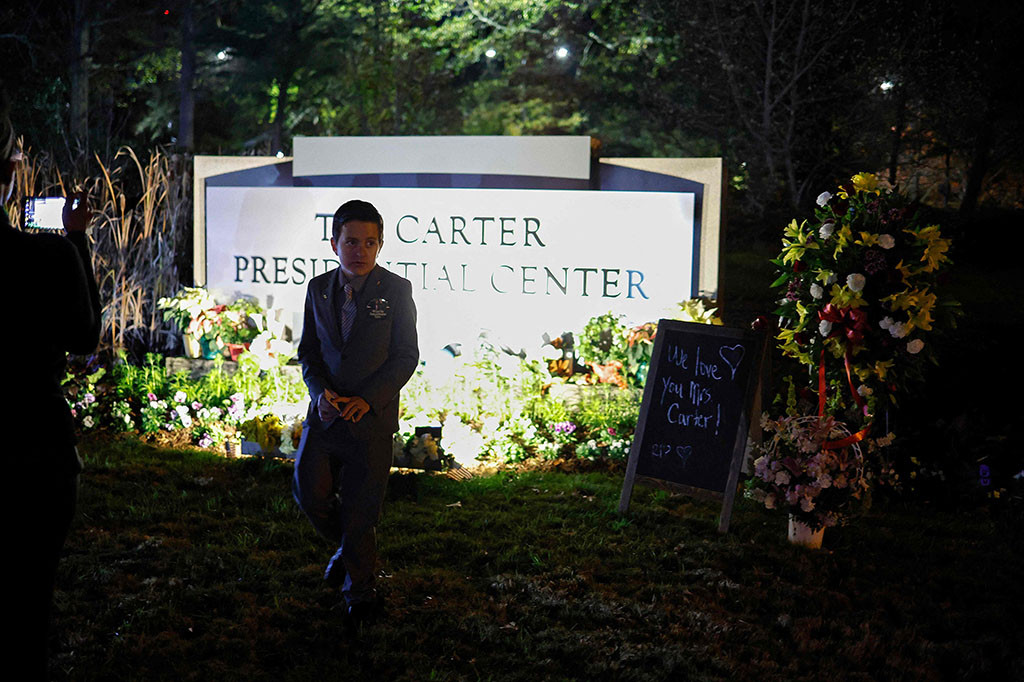 “Rencananya saat ini adalah Presiden Carter akan menghadiri upacara penghormatan nasional untuk Nyonya Carter di Gereja Glenn Memorial,” kata organisasi amal mantan pasangan pertama, The Carter Center.