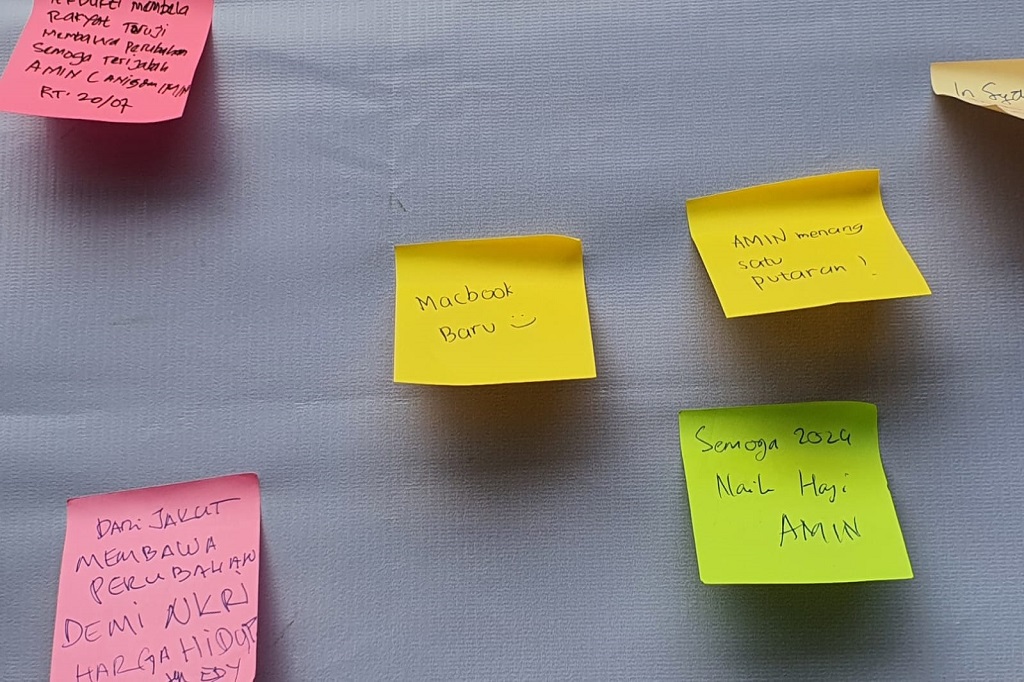 Harapan lainnya yang ditulis yakni 'sembako murah', 'harga pangan murah', hingga 'AMIN bisa menang satu putaran'. Ada pula yang ingin barang-barang baru.