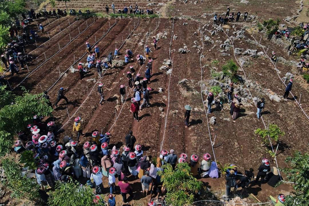 Cuaca dengan awan tebal dan hujan sejak siang cukup deras mengguyur daerah Kudus, Grobogan dan Pati, Jawa Tengah, jalan raya penghubung ketiga daerah itu cukup basah dan beberapa genangan air mulai terasa mengganggu kendaraan yang melintas.