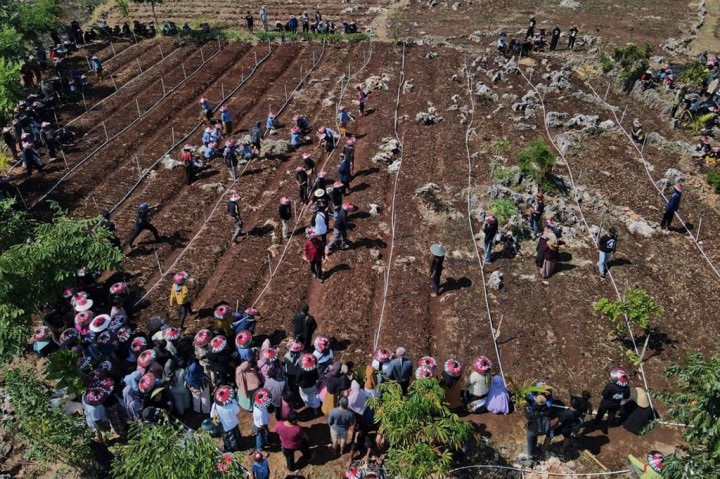 Cuaca dengan awan tebal dan hujan sejak siang cukup deras mengguyur daerah Kudus, Grobogan dan Pati, Jawa Tengah, jalan raya penghubung ketiga daerah itu cukup basah dan beberapa genangan air mulai terasa mengganggu kendaraan yang melintas.