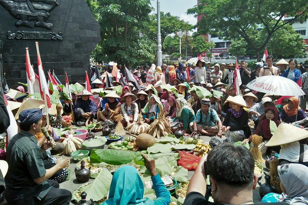Meskipun sepanjang jalan penghubung antar daerah masih terlihat keramaian kendaraan melintas, namun beberapa pedesaan terlihat cukup sepi karena di tengah hujan ini warga memilih bertahan di dalam rumah. Hanya beberapa orang yang berteduh di warung sederhana sembari minum kopi sambil ngobrol-ngobrol dengan suara cukup keras mengimbangi suara hujan yang jatuh di atap seng.
