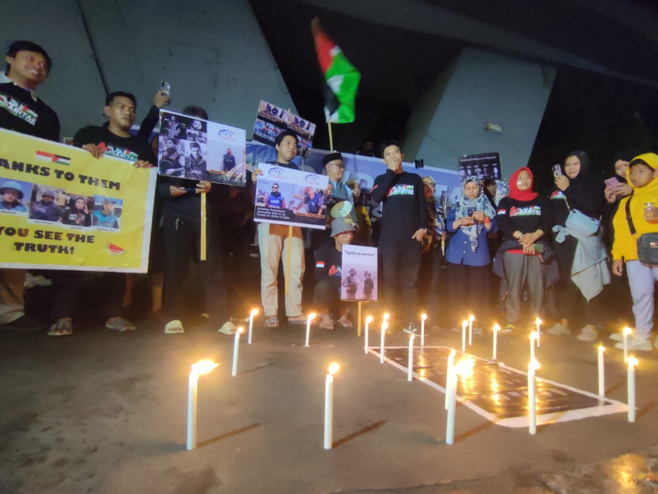 Puluhan jurnalis meninggal dan hilang di Gaza, Palestina. Sedikitnya 100 jurnalis di Kota Makassar, gabungan organisasi pers dari Perhimpunan Jurnalis Indonesia (PJI) Sulsel, Aliansi Jurnalis Independen (AJI)
Makassar, Ikatan Jurnalis Televisi Indonesia (IJTI) Sulsel, Pewarta Foto Indonesia (PFI) Makassar dan Ruang Jurnalis Perempuan Sulsel, menggelar aksi.