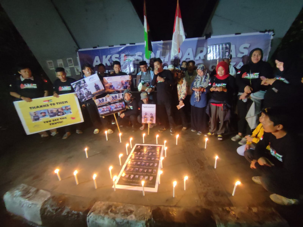 Aksi tersebut diisi dengan orasi secara bergilir dan menyalakan lilin, serta membentangkan spanduk mengecam kejahatan kemanusiaan di Gaza, yang tidak hanya menghilangkan nyawa jurnalis, tapi juga warga sipil, khususnya perempuan dan anak-anak.