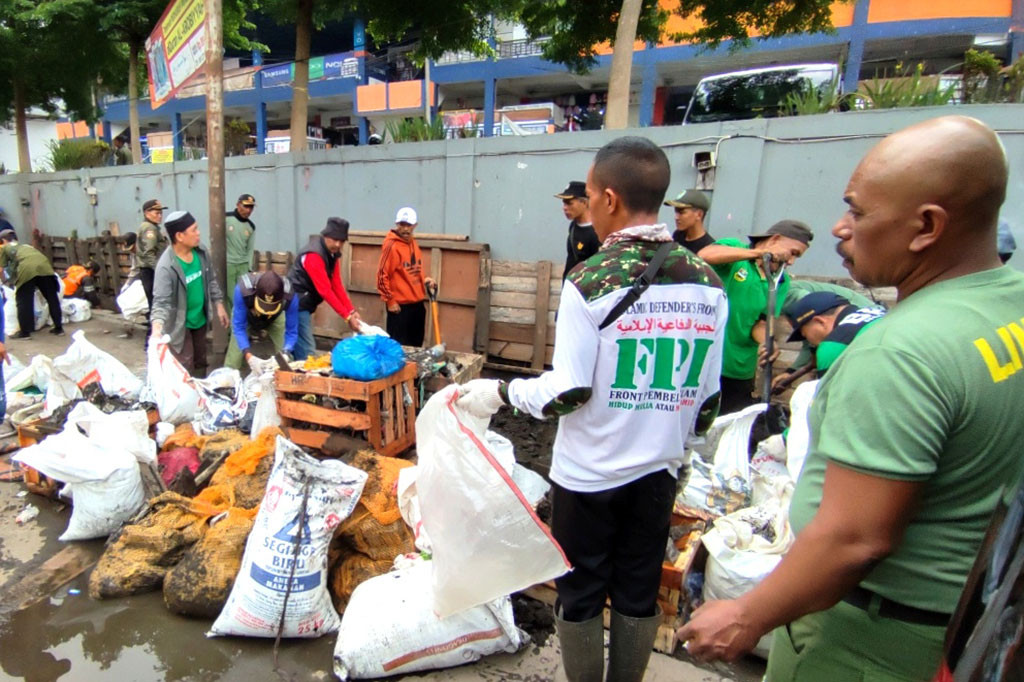 Ratusan orang terlibat dalam upaya penanganan banjir di Lembang, Kabupaten Bandung Barat. Salah satu prioritas adalah normalisasi saluran drainase di sekitar Pasar Panorama Lembang karena banyaknya sedimentasi berupa lumpur dan sampah.