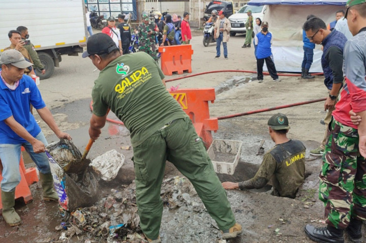 Untuk mengatasi banjir tersebut, dilakukan secara manual oleh linmas, relawan dan masyarakat, bahkan melibatkan ratusan anggota Polri dan TNI. Namun pembersihan sedikit terhambat gara-gara diganggu hujan.