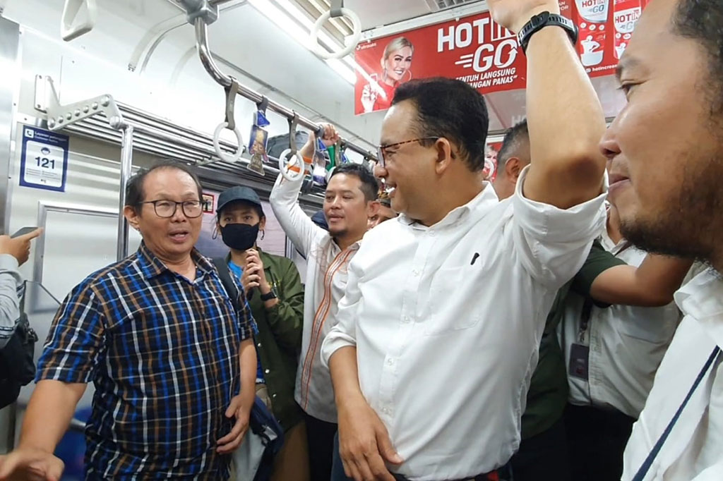 Calon presiden (capres) nomor urut 1 Anies Baswedan naik kereta rel listrik (KRL) dari Stasiun Bogor menuju Stasiun Tanjung Barat, Jakarta, usai menuntaskan kampanye di kawasan Bogor, Jawa Barat, Selasa, 28 November 2023.