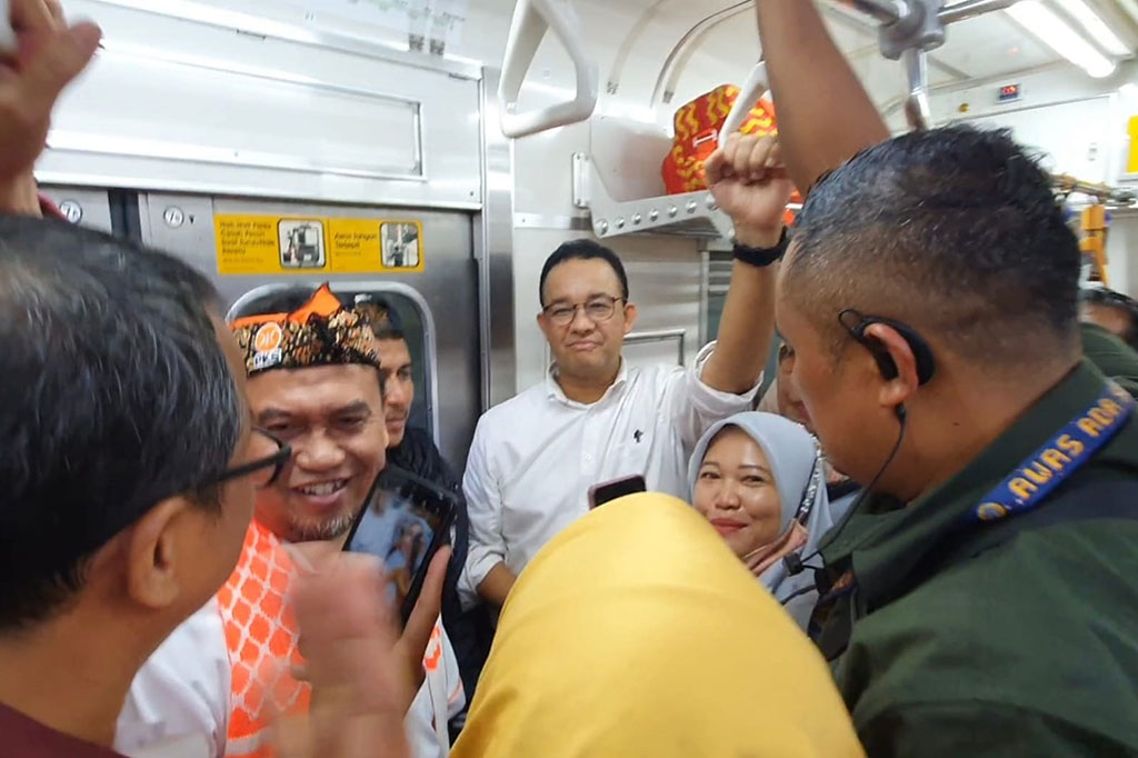 Anies naik KRL dan bertemu pengguna KRL. Mantan Gubernur DKI Jakarta itu juga menyapa dan bersalaman dengan sejumlah penumpang KRL. 