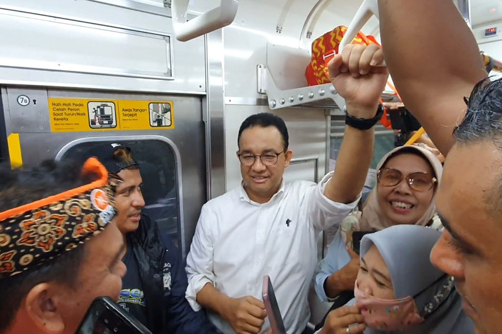 Suasana cukup ramai. Anies dikerubungi oleh penumpang saat berjalan menyusuri area KRL.