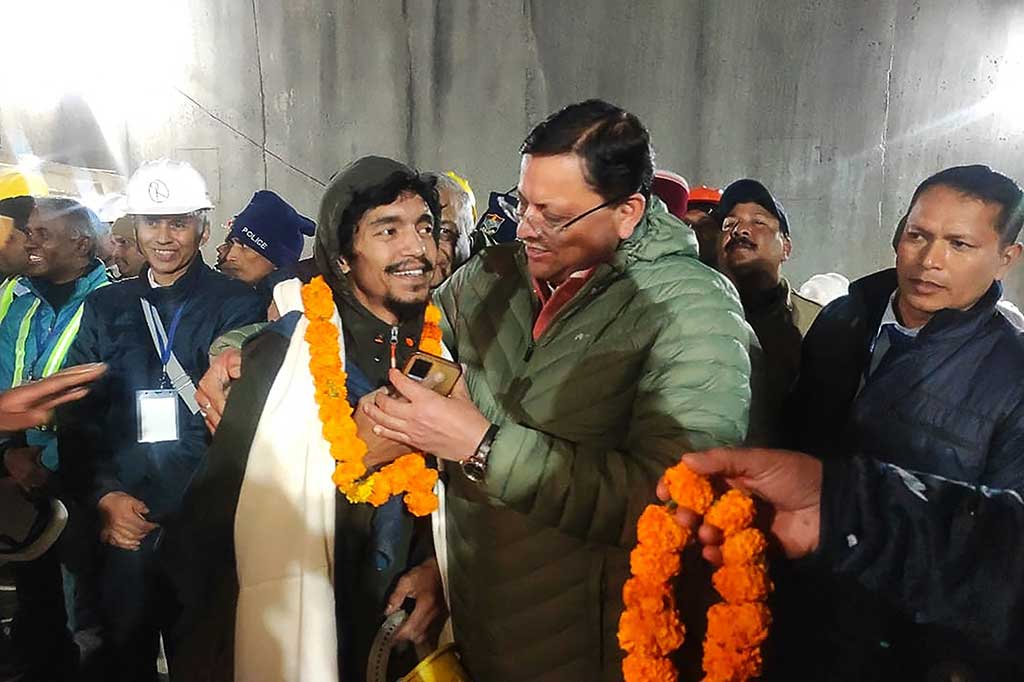 Menteri Utama negara bagian Uttarakhand Pushkar Singh Dhami menyabut dengan gembira seorang pekerja konstruksi yang berhasil diselamatkan dari terowongan yang runtuh di distrik Uttarkashi di negara bagian Uttarakhand, India, Selasa, 28 November 2023.