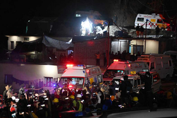 Kesehatan para pekerja tersebut baik-baik saja, dan tim medis di rumah sakit lapangan akan segera melakukan pemeriksaan segera setelah mereka dibawa keluar.
