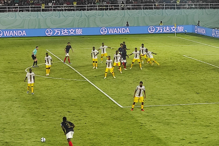 Tim Les Bleus sempat tertinggal 0-1 dibabak pertama masa injury time menit 45+4, karena kesalahan kiper Paul Argney yang bermaksud membuang bola, namun bisa disambar kapten Mali, Ibrahim Diara yang berujung gol.